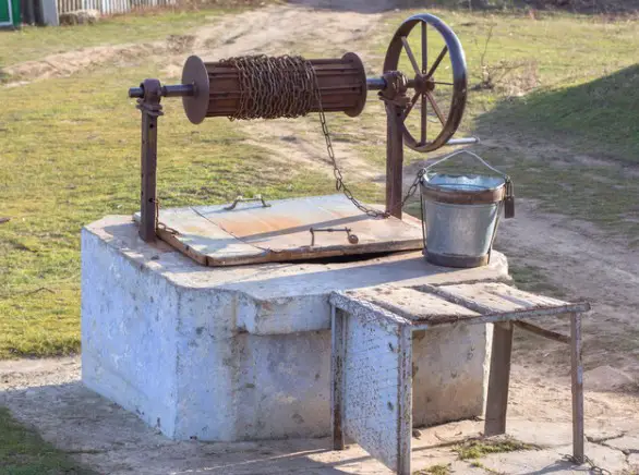 Water well with pulley